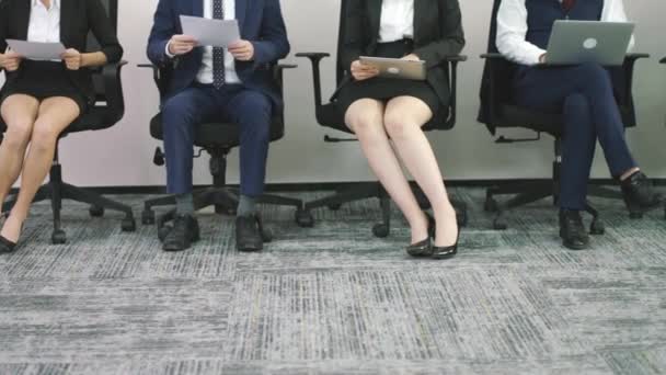 Groep Aziatische Corporate Executives Job Aanvragers Zitten Rij Stoelen Wachten — Stockvideo