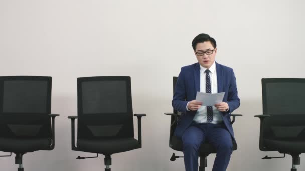 若いアジアのビジネスマンの仕事の応募者インタビューを待っています — ストック動画