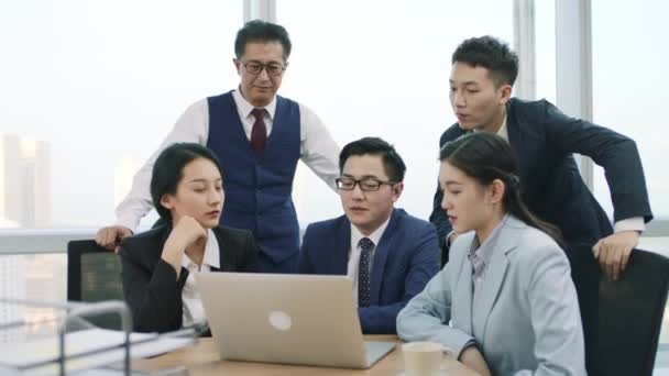 Asyalı Adamlarından Oluşan Bir Ekip Erkekler Kadınlar Ofiste Buluşup Birlikte — Stok video