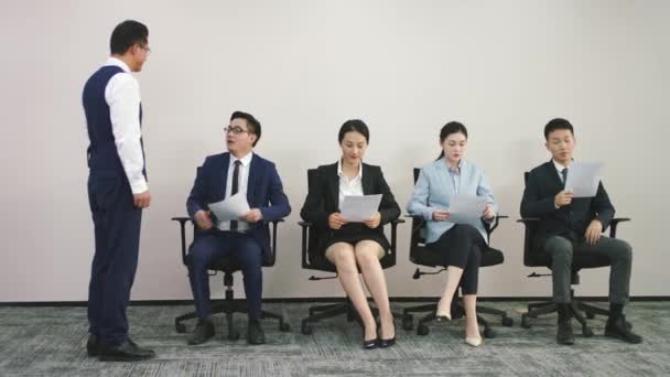 Asiático Recursos Humanos Gerente Apertando Mãos Com Jovem Candidato Emprego — Vídeo de Stock