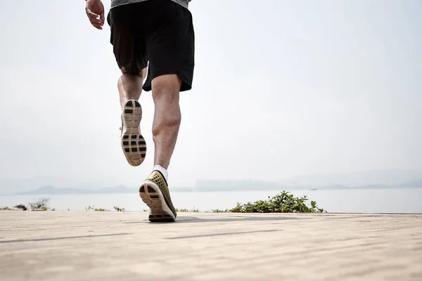 Asyalı Bir Koşucunun Yakın Plan Çekimleri Denizde Dikiz Aynasından Koşuyor — Stok fotoğraf