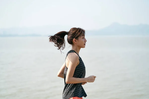 Joven Asiático Mujer Corredor Corriendo Por Mar Negro Blanco —  Fotos de Stock