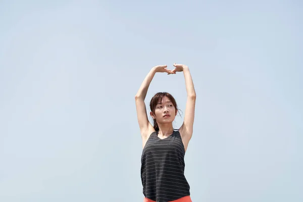 Joven Asiático Mujer Sportswear Estiramiento Brazos Aire Libre Contra Azul — Foto de Stock