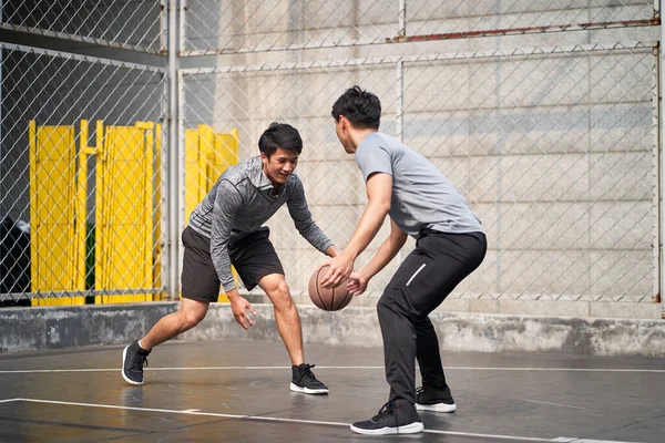 Två Unga Asiatiska Vuxna Män Spelar Mot Basket Friluftsplan — Stockfoto