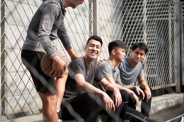 Asyalı Dört Yetişkin Erkek Dinleniyor Dışarıda Basketbol Sahasında Sohbet Ediyorlar — Stok fotoğraf