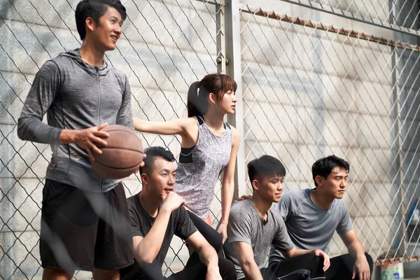 Asyalı Beş Yetişkin Erkek Kadından Oluşan Bir Grup Dışarıda Basketbol — Stok fotoğraf