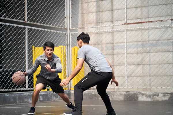 Genç Asyalı Erkek Açık Sahada Teke Tek Basketbol Oynuyor — Stok fotoğraf