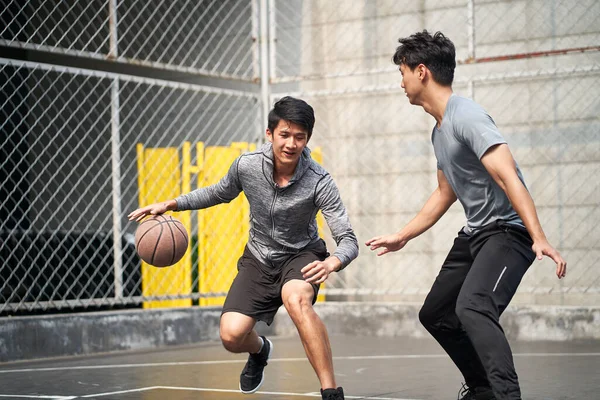 Két Fiatal Ázsiai Felnőtt Férfi Kosárlabdázik Szabadtéri Pályán — Stock Fotó