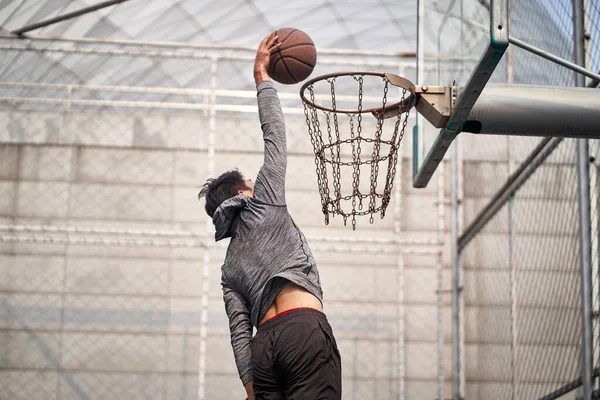 Jeune Asiatique Adulte Joueur Basket Ball Tenter Dunk Sur Cour — Photo