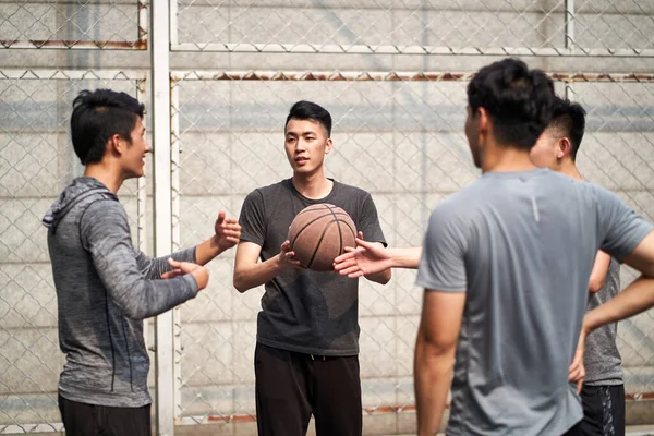 Jovem Asiático Basquete Jogadores Bate Papo Falando Relaxante Livre Tribunal — Fotografia de Stock