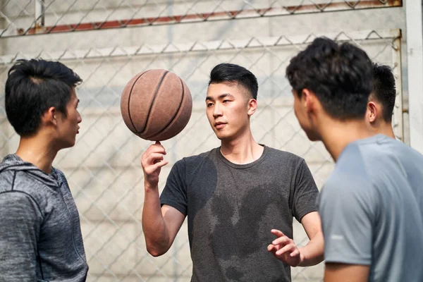 Genç Asyalı Yetişkin Erkekler Dışarıda Basketbol Oynarken Eğleniyorlar — Stok fotoğraf