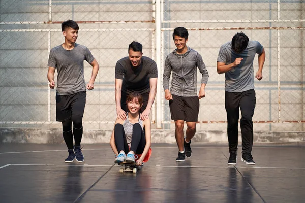 Jovem Asiático Adultos Homens Mulher Ter Diversão Com Skate Livre — Fotografia de Stock