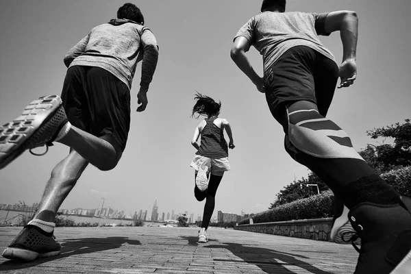 Tres Jóvenes Asiáticos Adultos Corriendo Corriendo Aire Libre Vista Trasera —  Fotos de Stock