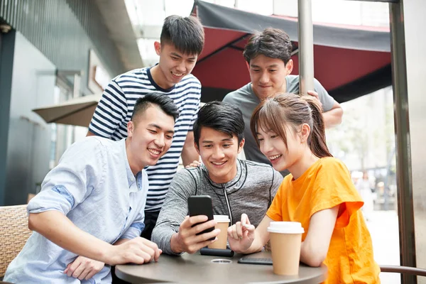 Bir Grup Genç Asyalı Yetişkin Dört Erkek Bir Kadın Birlikte — Stok fotoğraf