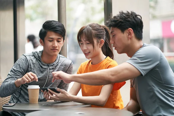 Drie Jonge Aziatische Volwassenen Zitten Outdoor Coffeeshop Met Behulp Van — Stockfoto