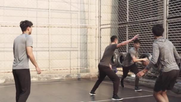Група Чотирьох Молодих Азіатських Чоловіків Які Грають Баскетбол Відкритому Корті — стокове відео