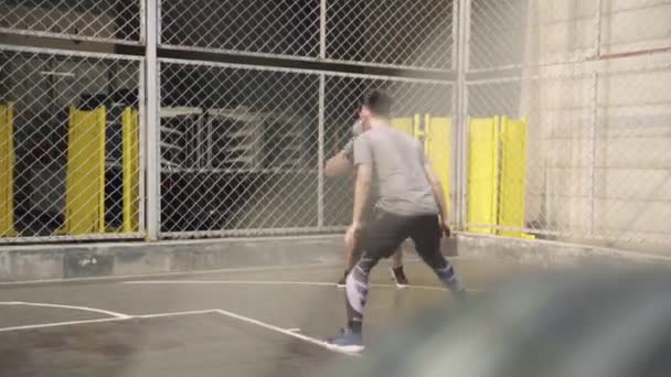 Ung Asiatisk Voksne Mænd Spiller Basketball Sjov Udendørs Bane – Stock-video