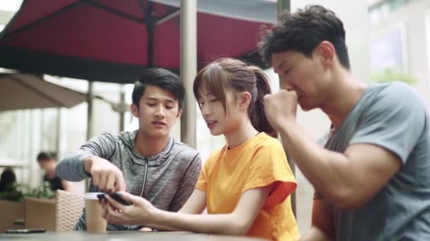 Három Fiatal Ázsiai Felnőtt Két Férfi Egy Együtt Nézik Mobilt — Stock videók