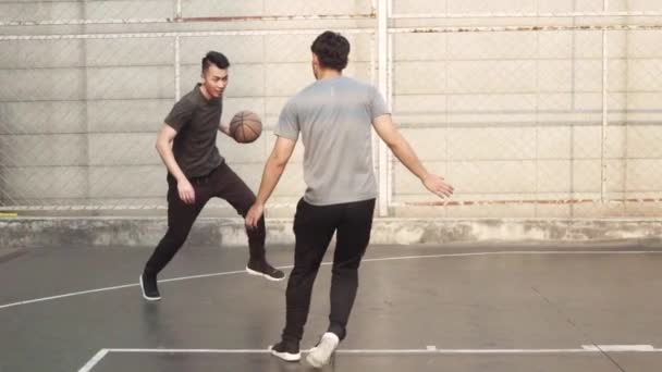Jong Aziatische Volwassen Mannen Spelen Basketbal Voor Lol Outdoor Court — Stockvideo