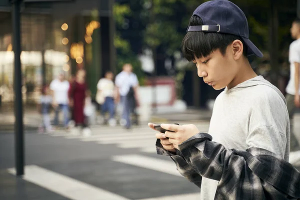 Adolescente Asiático Niño Buscando Celular Mientras Caminar Calle —  Fotos de Stock