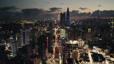 Geceleri modern bir şehrin insansız hava aracı görüntüleri. 