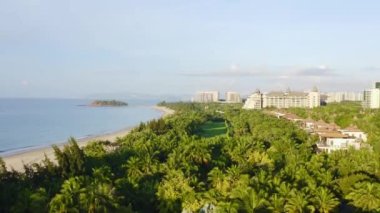 Sanya, Hainan, Çin 'de deniz kenarındaki lüks bir yerleşim bölgesinin insansız hava aracı görüntüleri.