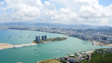 Sanya, Hainan, Çin - 21 Temmuz 2020: Sanya Phoenix Adası Oteli ve Resorts 'un arka planda Sanya şehri manzarası