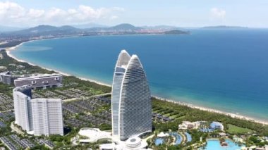 Sanya, Hainan, Çin - 7 Ağustos 2020: Sanya, Hainan, Çin 'deki Güney Çin Denizi kıyısındaki Atlantis Hotel' in havadan görüntüsü