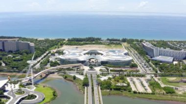 Sanya, Hainan, Çin - 7 Ağustos 2020: Hainan Adası 'ndaki Haitang Körfezi' nde Çin Duty Free Group 'a ait büyük bir alışveriş merkezi olan CDF AVM' nin havadan görünüşü