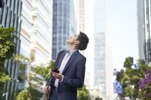 Junge Unternehmensmanager Blicken Auf Wolkenkratzer Während Sie Auf Der Straße — Stockfoto