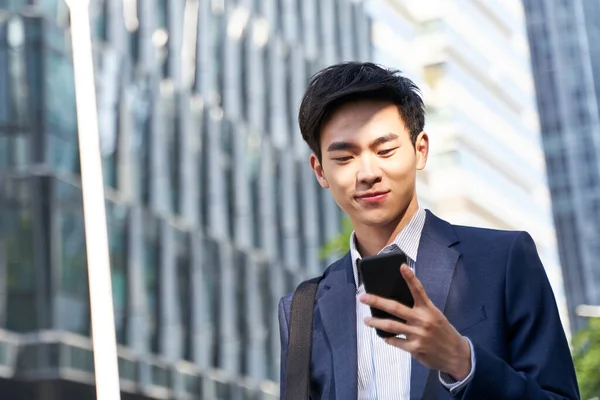Jovem Asiático Empresário Olhando Para Mensagens Celular Enquanto Andando Rua — Fotografia de Stock