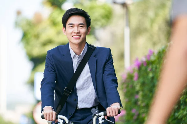 자전거를 출근하는 아시아 사업가 행복하고 미소짓는 — 스톡 사진