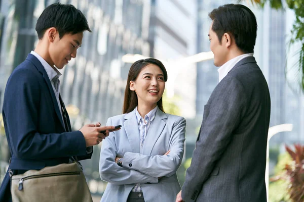 Tres Asiático Negocios Asociados Charlando Calle Centro Financiero Distrito Moderno —  Fotos de Stock