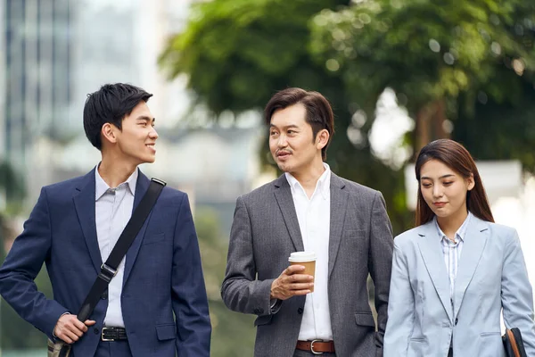 Three Asian Business People Walking Talking Street — Φωτογραφία Αρχείου