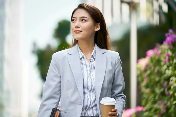 Exitoso Joven Asiático Mujer Blanco Cuello Oficina Trabajador Caminar Calle —  Fotos de Stock