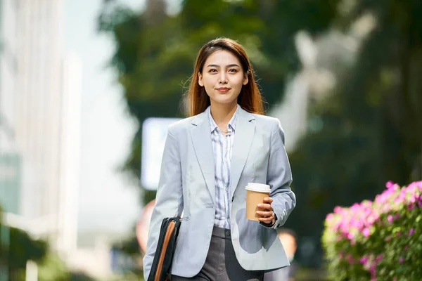 Exitoso Joven Asiático Mujer Corporativa Ejecutivo Caminando Calle Sosteniendo Una —  Fotos de Stock