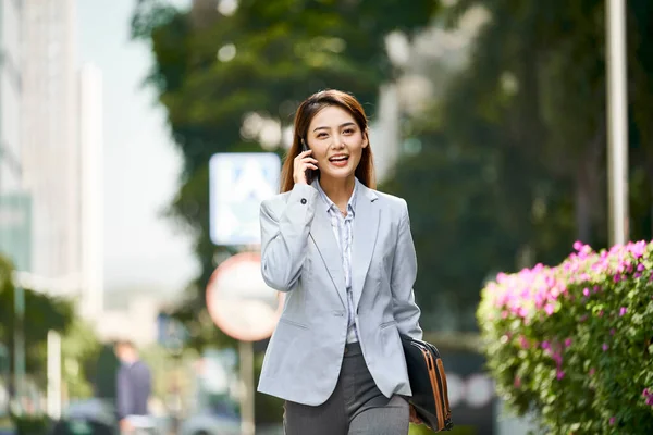 Ung Asiatisk Affärskvinna Talar Mobiltelefon När Går Gatan — Stockfoto