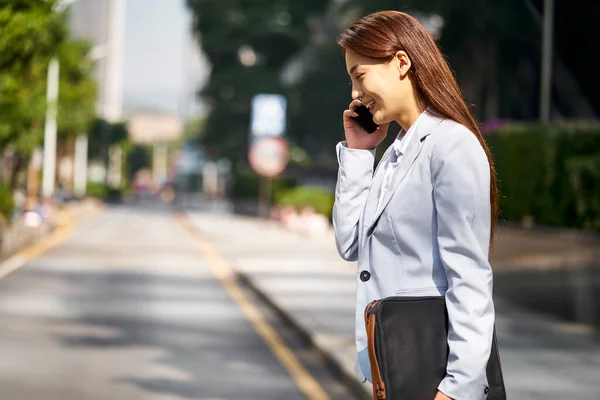 Giovane Asiatico Femmina Aziendale Esecutivo Parlando Cellulare Mentre Piedi Città — Foto Stock