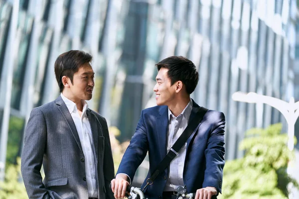 Zwei Asiatische Geschäftspartner Unterhalten Sich Der Innenstadt Der Modernen Stadt — Stockfoto