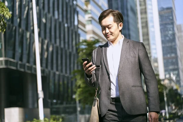 Aziatische Witte Boord Kantoormedewerker Zoek Naar Mobiele Telefoon Tijdens Het — Stockfoto