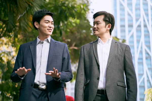 Two Asian Business People Walking Talking Street Modern City — Stok fotoğraf