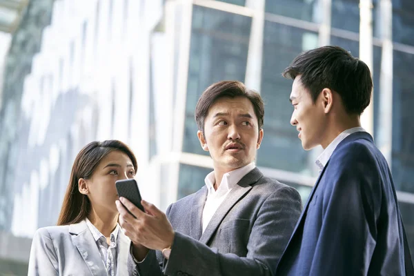 Team Uomini Affari Asiatici Piedi Strada Avendo Una Discussione Utilizzando — Foto Stock