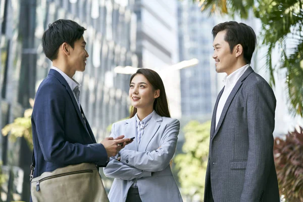 Drie Aziatische Zakenpartners Chatten Straat Van Het Centrum Financiële District — Stockfoto