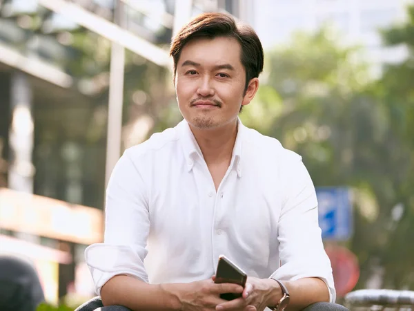Außenporträt Eines Erfolgreichen Asiatischen Geschäftsmannes Der Lächelnd Die Kamera Blickt — Stockfoto