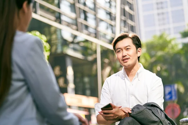 Asiatique Homme Affaires Femme Affaires Conversant Plein Air — Photo