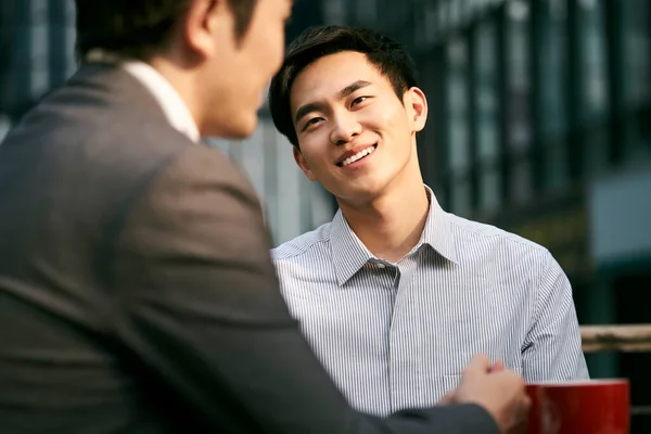 Deux Entreprises Asiatiques Hommes Affaires Discuter Des Affaires Dans Café — Photo