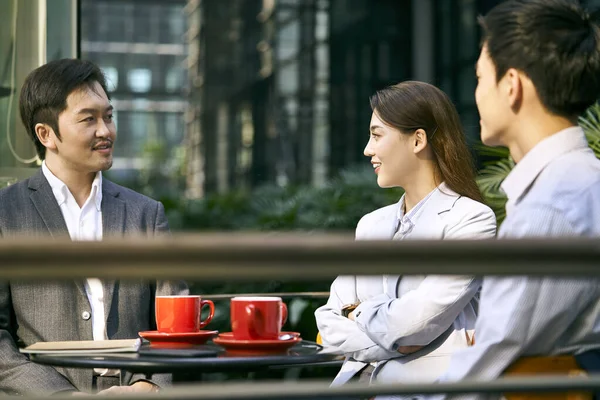 Três Asiático Corporativo Empresários Discutir Negócios Livre Café Tiro — Fotografia de Stock