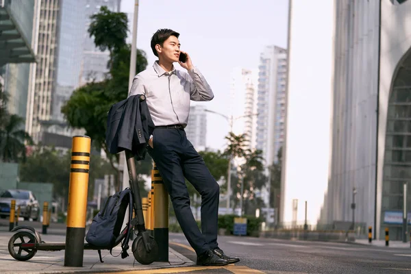 Junger Asiatischer Geschäftsmann Steht Neben Seinem Elektroroller Auf Der Straße — Stockfoto