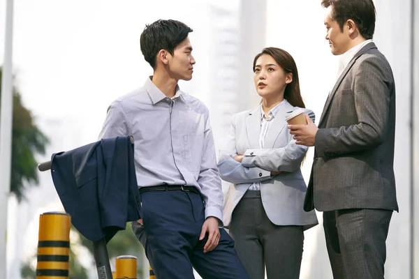 Three Asian Business People Chatting Street Downtown Modern City — Stock Photo, Image