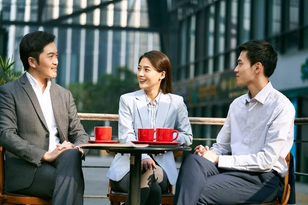 Drie Aziatische Zakelijke Zakenmensen Bespreken Zaken Buiten Koffie Schot — Stockfoto